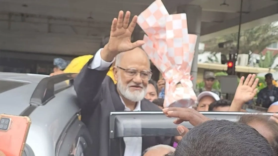 লন্ডন থেকে দেশে ফিরেছেন খন্দকার মোশাররফ