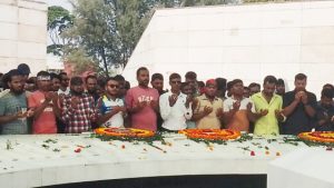 যুবদল নেতা কলিম হাওলাদারের নেতৃত্বে জিয়ার সমাধিতে ফুলেল শ্রদ্ধা