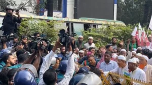 পুলিশের বাধার মুখে ৮ দলের গণমিছিল