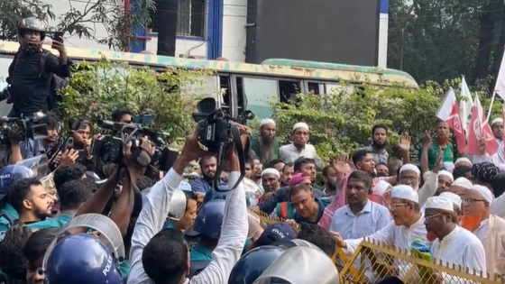 পুলিশের বাধার মুখে ৮ দলের গণমিছিল