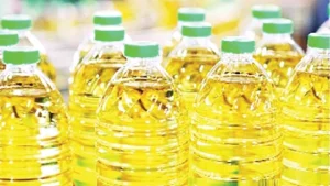 বাণিজ্য উপদেষ্টার কঠোর হুঁশিয়ারিতেও বাড়তি দামে বিক্রি হচ্ছে ভোজ্যতেল